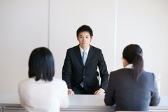 30代　事業会社1社での経験で、資格もあり、英語も使えます。大手事務所への転職は可能ですか。